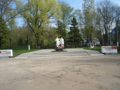 Братская могила с захоронением воинов, павших в период Великой Отечественной войны 1941-1945 гг.