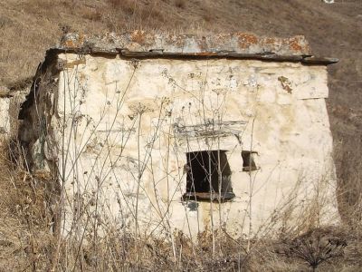 Склеп полуподземный с гладкой фасадной стеной 17