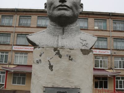 Бюст герою Великой Отечественной войны Ф.Г.Попову