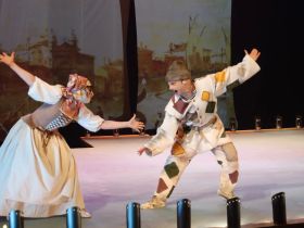 Яркая премьера комедии дель арте «Венецианские близнецы» состоялась в Русском театре