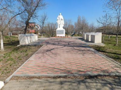 Братская могила красных партизан, погибших в годы гражданской войны за власть Советов