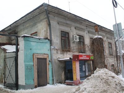 Городская усадьба Пензиных (ансамбль): - двухэтажный каменный дом с пристроями на подвальном этаже; - двухэтажный каменный корпус по левой стороне двора; - каменный в 2 этажа дом во дворе; - кирпичная ограда с арками ворот и калиток