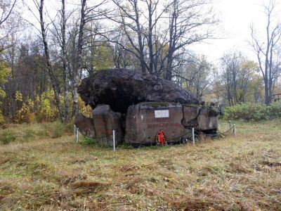Памятник-дот на рубеже обороны советских войск в 1941 г.
