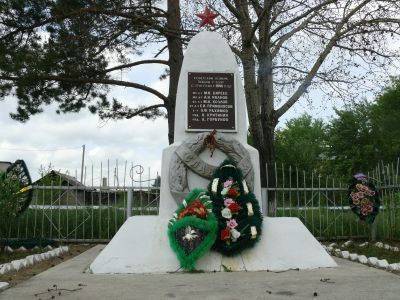 Братская могила 7 воинов Советской Армии, погибших в декабре 1945 г. от рук бандитов-хунхузов