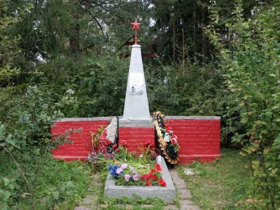 Братское захоронение советских воинов, погибших в 1941-1944 гг.