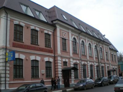 Здание, где в первые месяцы после Февральской революции 1917 г. размещался Совет рабочих, солдатских и крестьянских депутатов, в годы Великой Отечественной войны 1941-1945 гг. здесь размещался эвакогоспиталь