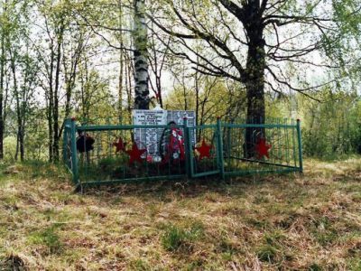 Братская могила 45 воинов, погибших в боях с немецко-фашистскими захватчиками в ноябре 1941 года