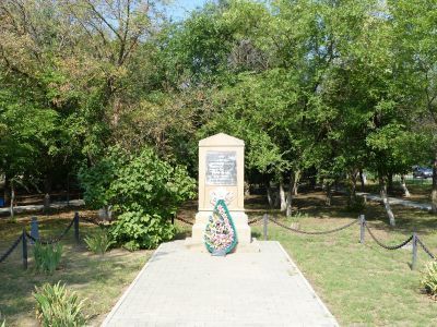 Братская могила юных партизан, погибших в период Сталинградской битвы