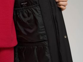 Утепленное полупальто с накладными карманами