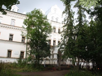 Корпус зимней гостиницы бывшего монастыря