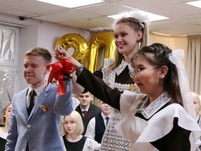 Окончен школьный романс