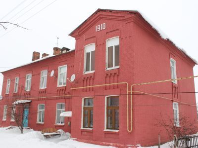 Жилой дом с казармой для ремонтных бригад