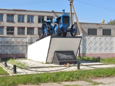 Трактор, проложивший в 1930 году первую борозду на колхозном поле в Брянском районе