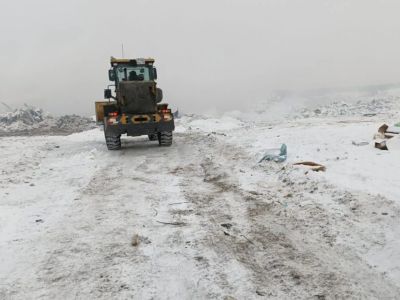 В тушении пожара на свалке в Нижнем Бестяхе задействована большегрузная техника