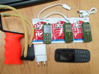 В Якутии осужденным пытались переправить сотовые телефоны при помощи рогатки
