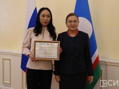 Специальную премию в 100 тысяч рублей вручили ста педагогам Якутии