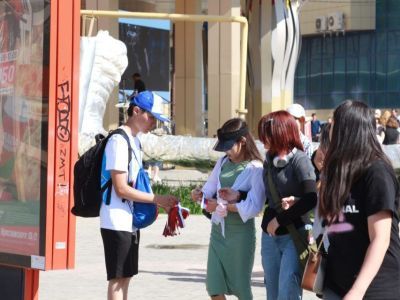 Волонтеры раздали шесть тысяч лент-триколор в День России в Якутске