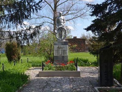 Братская могила советских воинов, погибших в боях с фашистскими захватчиками