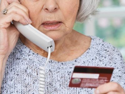 «Они давят и не дают сосредоточиться»: психолог о том, как распознать телефонного мошенника