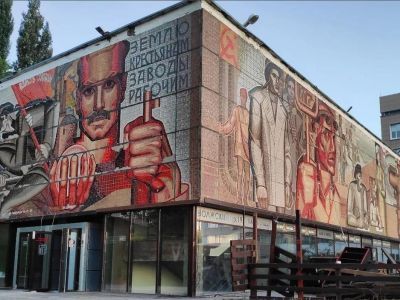 Произведение монументального искусства - мозаичное панно художника В.Д.Герасимова: «Революция» и «Социалистическое строительство», расположенное на фасадах здания «Дом профсоюзов»