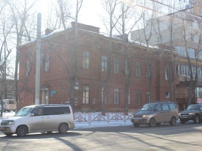 Служебные здания (на противоположной стороне улицы)