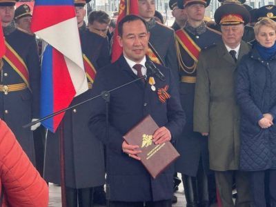 Главе Якутии Айсену Николаеву вручили медаль Минобороны РФ «За помощь и милосердие»