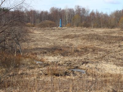 Памятный знак-стела на месте сожженной фашистами дер. Верхние Лужки