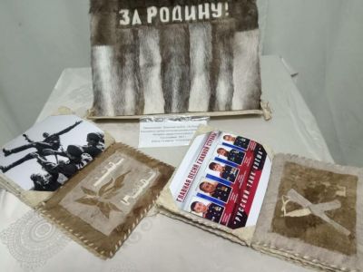 Жительница Эвено-Бытантайского района Якутии создала альбом на оленьем мехе