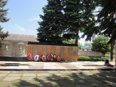 Братская могила красных партизан, воинов Советской Армии и мирных жителей, павших смертью храбрых в годы гражданской и Великой Отечественной войн