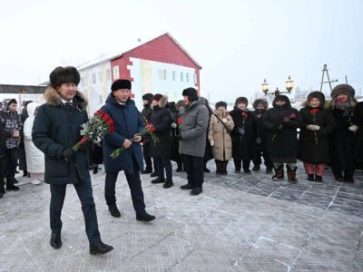 Глава Якутии возложил цветы к памятнику Герою Советского Союза Федору Попову