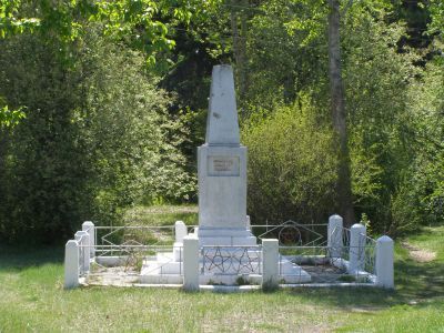 Братская могила красных партизан, погибших в боях гражданской войны в Туве