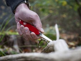 Нож перочинный Victorinox Huntsman, сталь X55CrMo14, рукоять Cellidor®, красный, 15 функций, 91мм