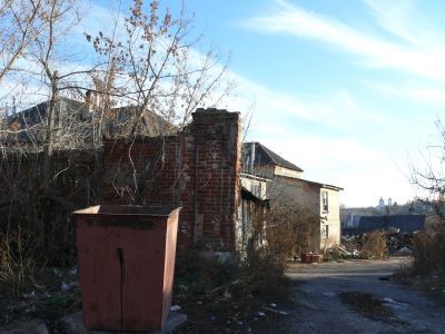 Кирпичная стена со столбом въездных ворот