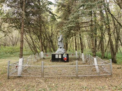 Братская могила советских воинов