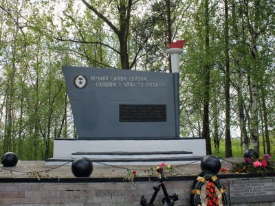 Памятник-стела, посвященный обороне этого рубежа