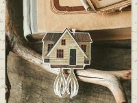 Деревянная брошка Дворникова А. "Дом на ножках"