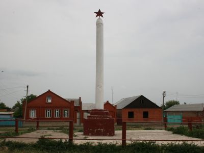 Братская могила советских летчиков, погибших в борьбе с фашистами в битве за Северный Кавказ