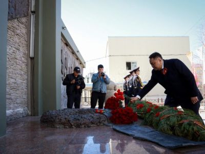 Депутаты Якутской гордумы возложили цветы к мемориалу «Солдат Туймаады»