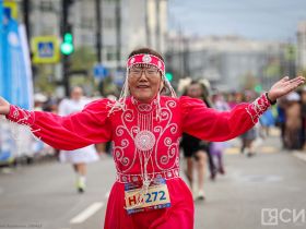 Сотни якутян в национальной одежде пробежали на марафоне Олонхо