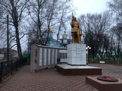 Братская могила воинов Советской Армии, погибших в период Великой Отечественной войны. Захоронено 2368 человек, установлено фамилий на 63 человека. Скульптура установлена в 1968 году