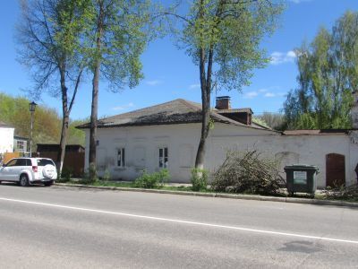 Здание середины 19 века, бывший Шишкинский приют для сирот мальчиков и школа