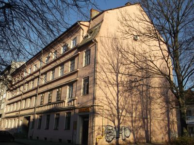 Здание переговорного пункта «Прегель» с барельефами «Связь людей посредством телефона»