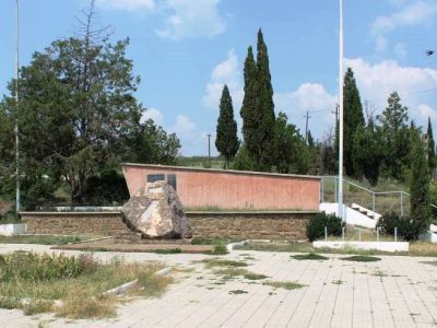 Братская могила советских воинов, партизан и памятный знак в честь воинов - односельчан, погибших в годы Великой Отечественной войны