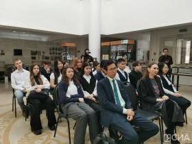 Писатель Валентин Егоров представил школьникам издания «ZOV Победы» и «Белая книга Памяти»