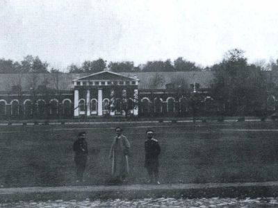 Корпус центральный с церковью, манежем и казармами
