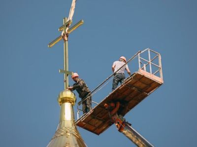 В Якутске на строящийся храм Всех Святых водрузили купол и крест