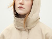 Ветровка с капюшоном и поясом на кулиске