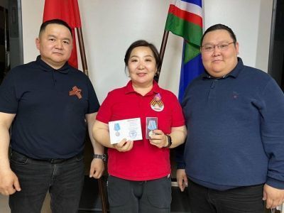 Старшей медсестре из Якутска вручили сразу два нагрудных знака