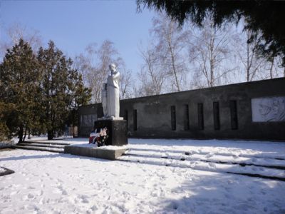 Братская могила советских воинов, погибших в боях с фашистскими захватчиками