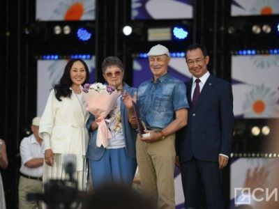 Глава Якутии наградил семьи-долгожители в Алдане